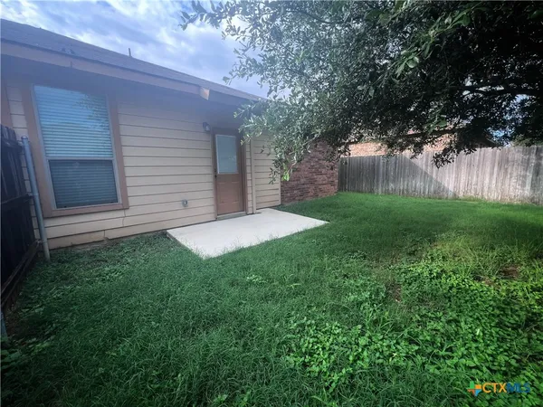 a view of a back yard of the house