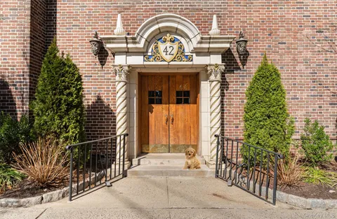 a view of a entrance of the house