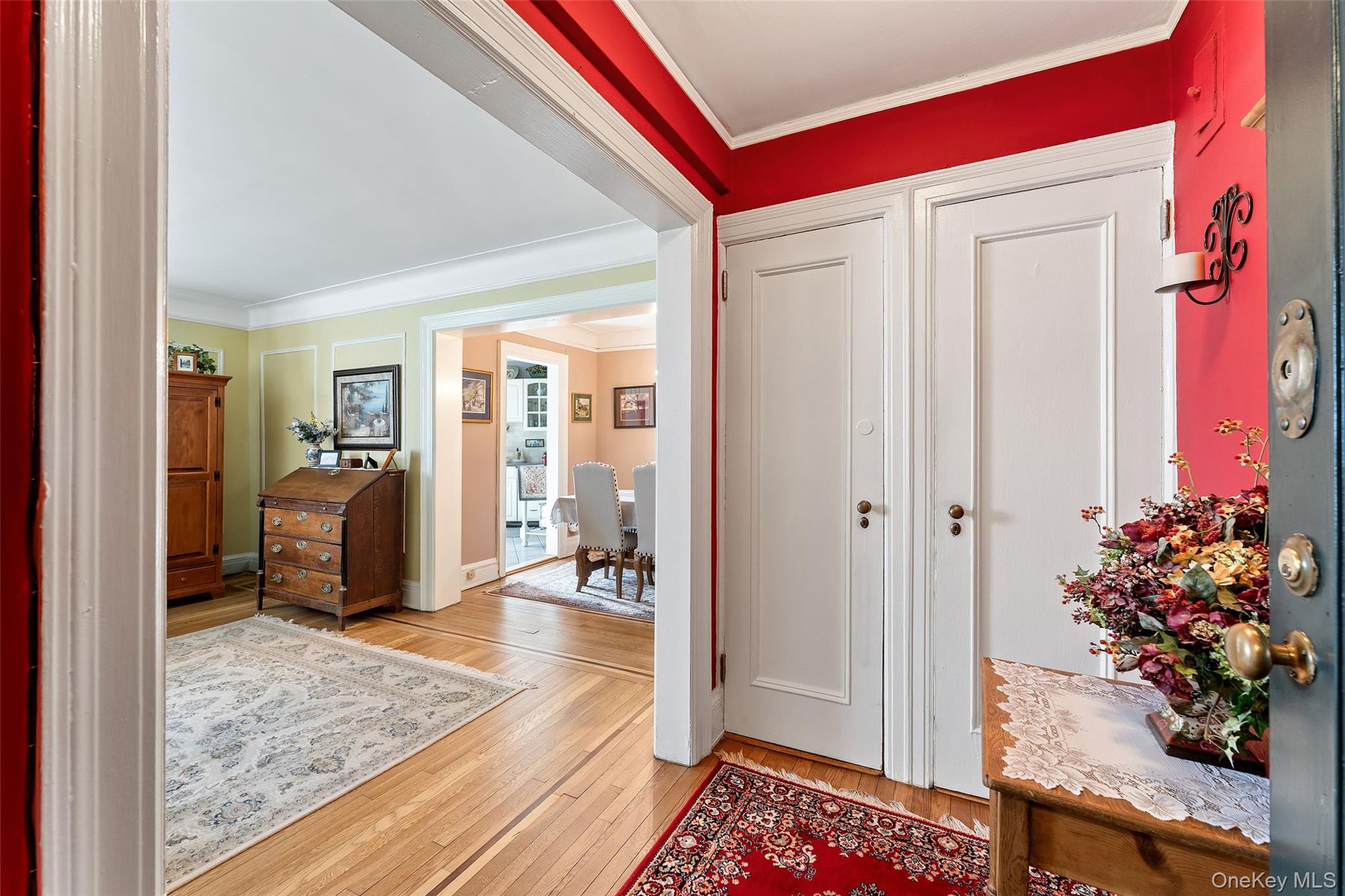 42 Pondfield Road West, Unit 6D Bronxville, NY 10708 - Photo 2 of 15 a living room with furniture