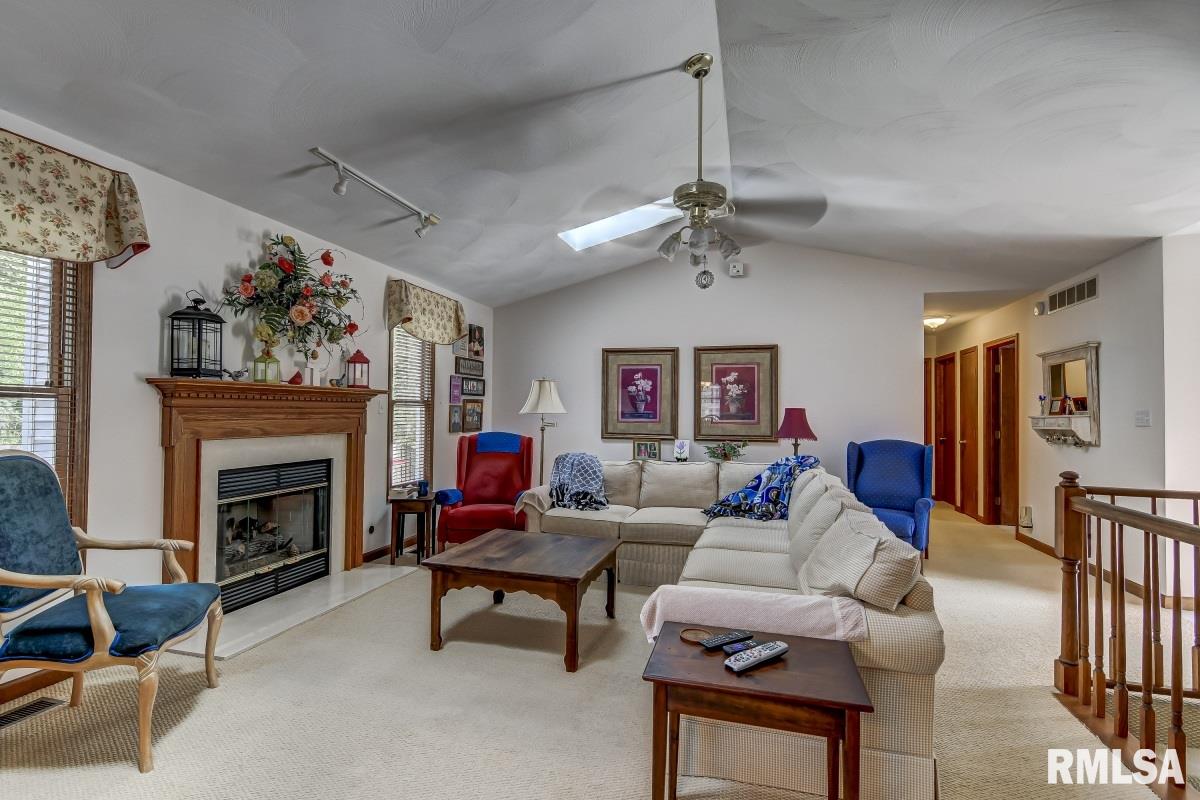 94 Amherst Drive Springfield, IL 62702 - Photo 4 of 34