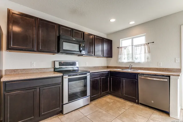 $1,695 | 10810 Gunsel Trail, San Antonio, TX 78245