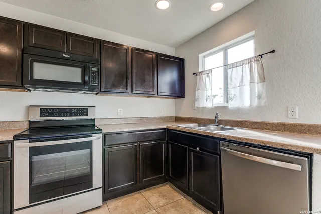 $1,695 | 10810 Gunsel Trail, San Antonio, TX 78245