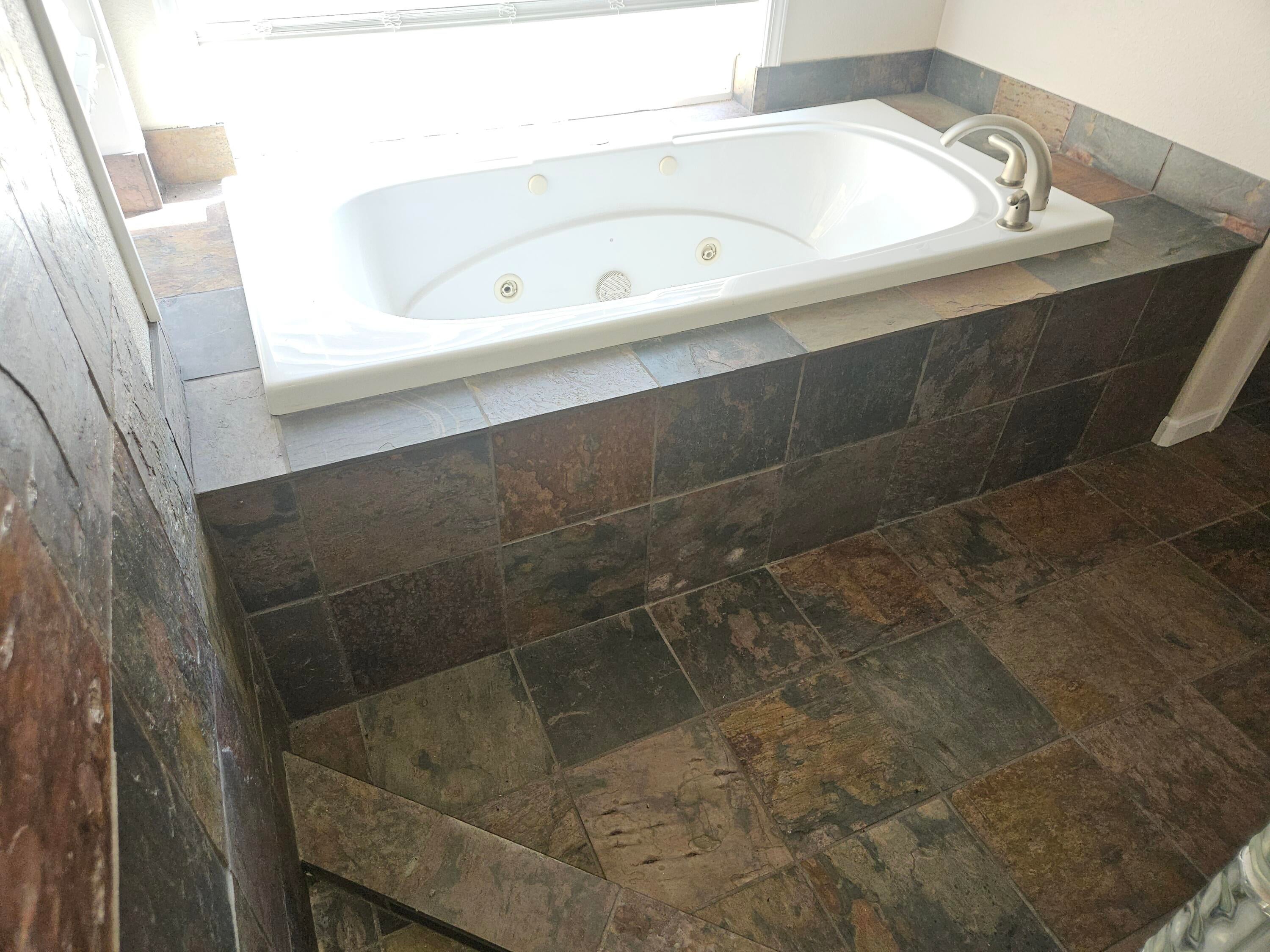 11435 Hill Road Klamath Falls, OR 97603 - Photo 14 of 29 12. Primary bathroom