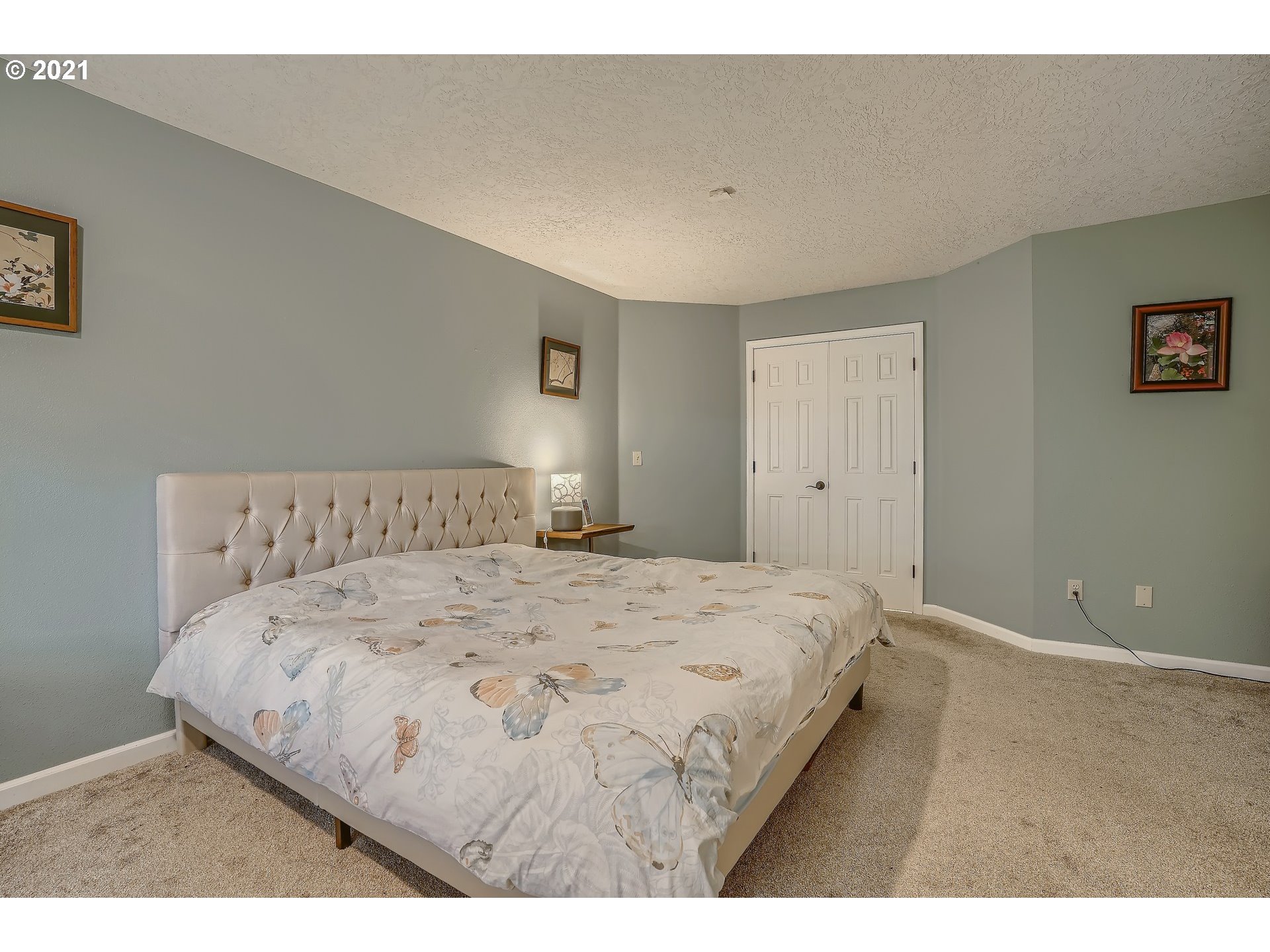 545 Southwest 167th Avenue Beaverton, OR 97006 - Photo 15 of 32 a bedroom with a bed and a night stand