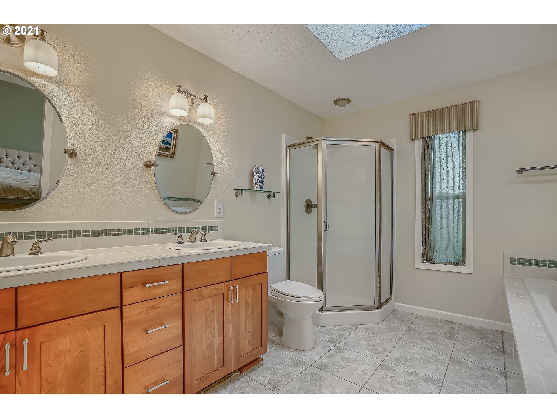 545 Southwest 167th Avenue Beaverton, OR 97006 - Photo 16 of 32 a bathroom with a sink a toilet and shower