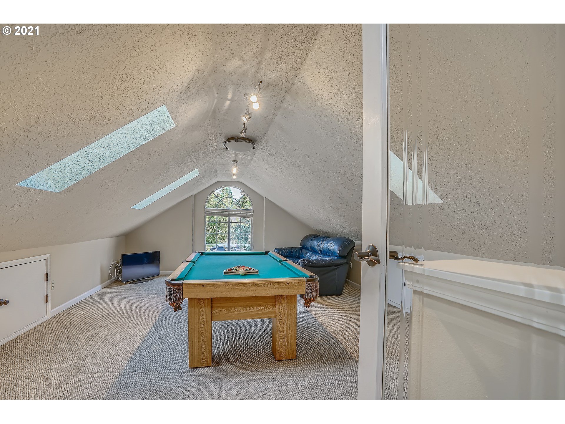 545 Southwest 167th Avenue Beaverton, OR 97006 - Photo 23 of 32 a room with pool table and windows