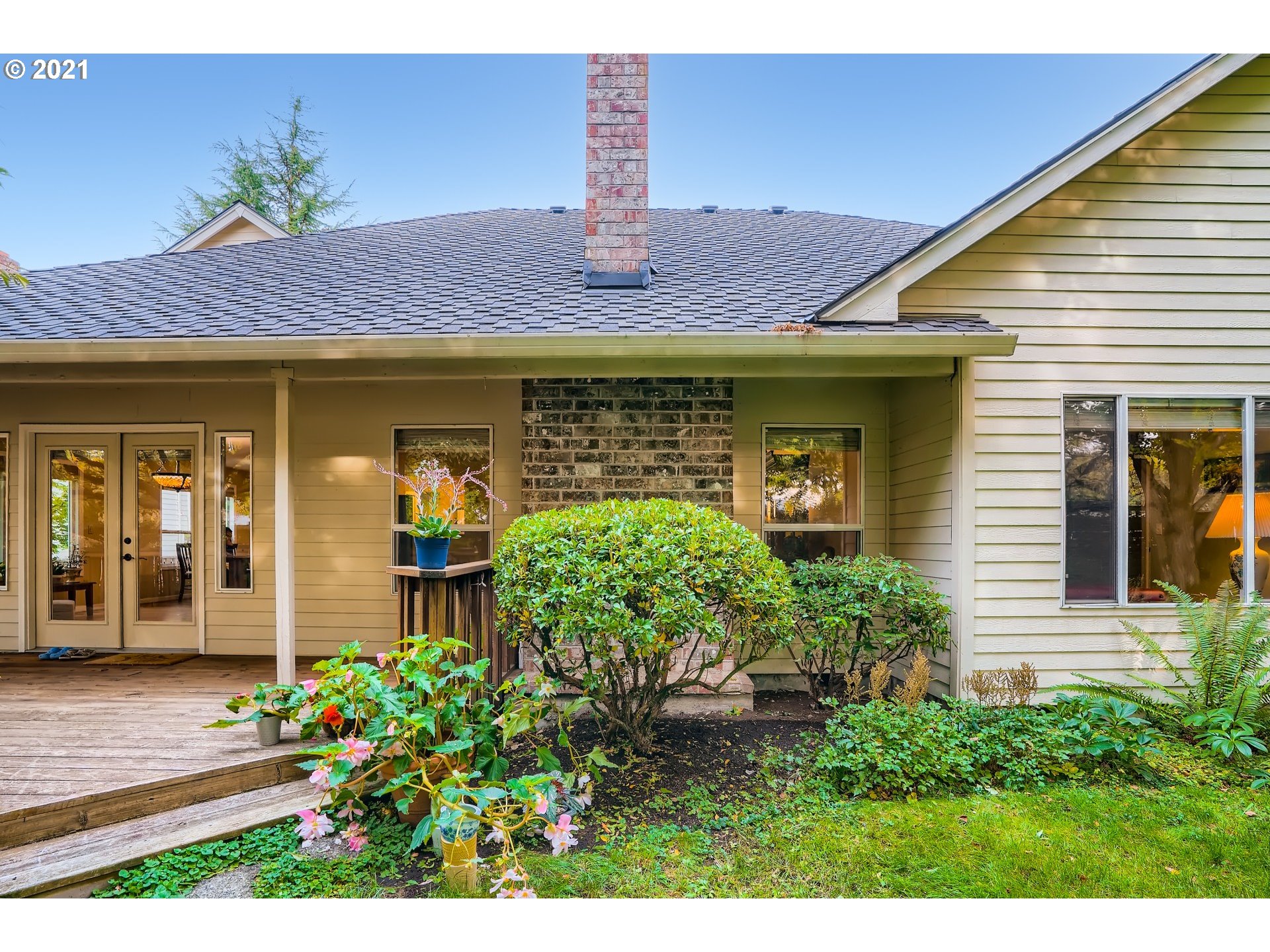 545 Southwest 167th Avenue Beaverton, OR 97006 - Photo 29 of 32 a front view of a house with garden