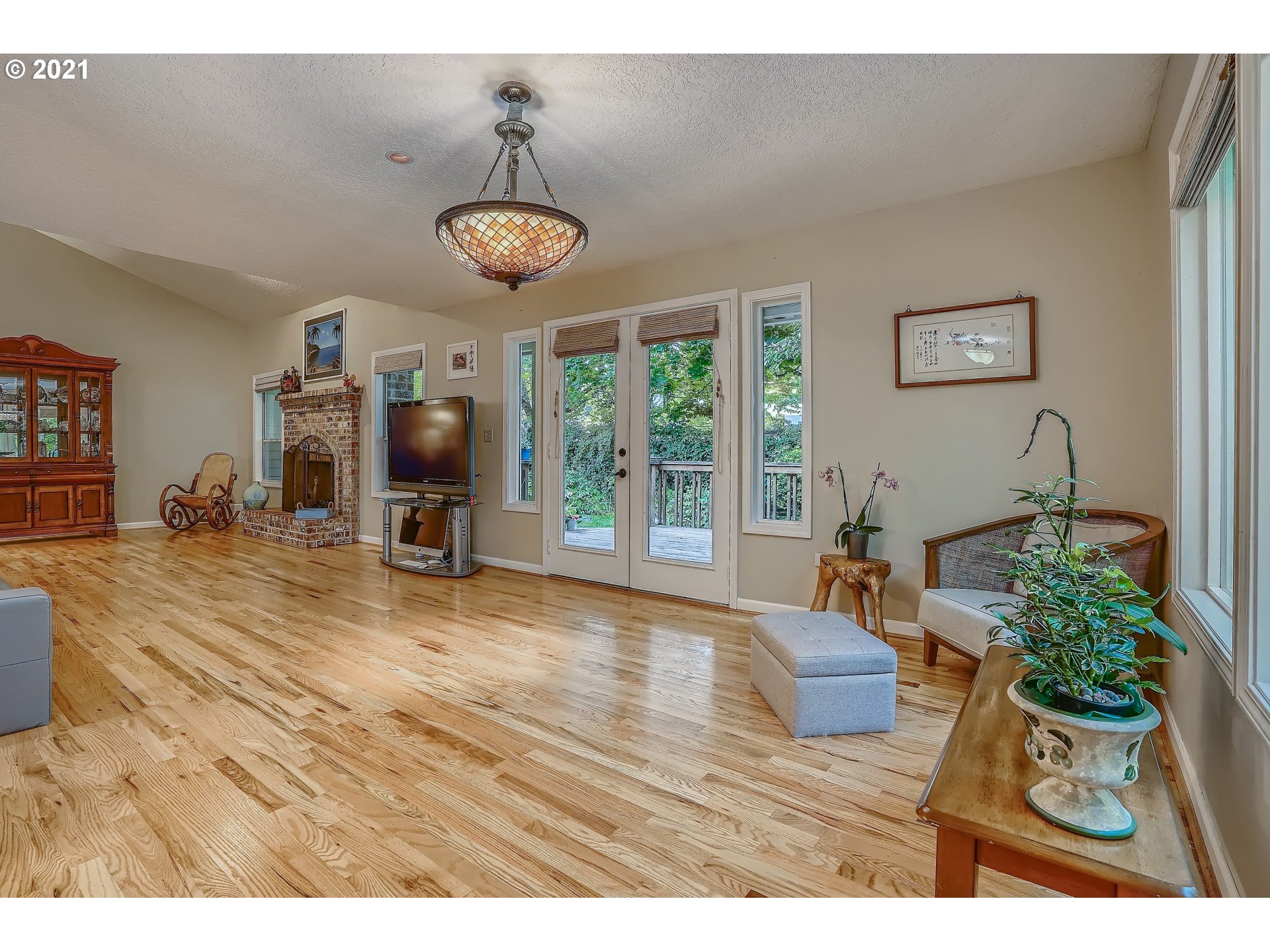 545 Southwest 167th Avenue Beaverton, OR 97006 - Photo 4 of 32 a view of a livingroom with furniture window and wooden floor