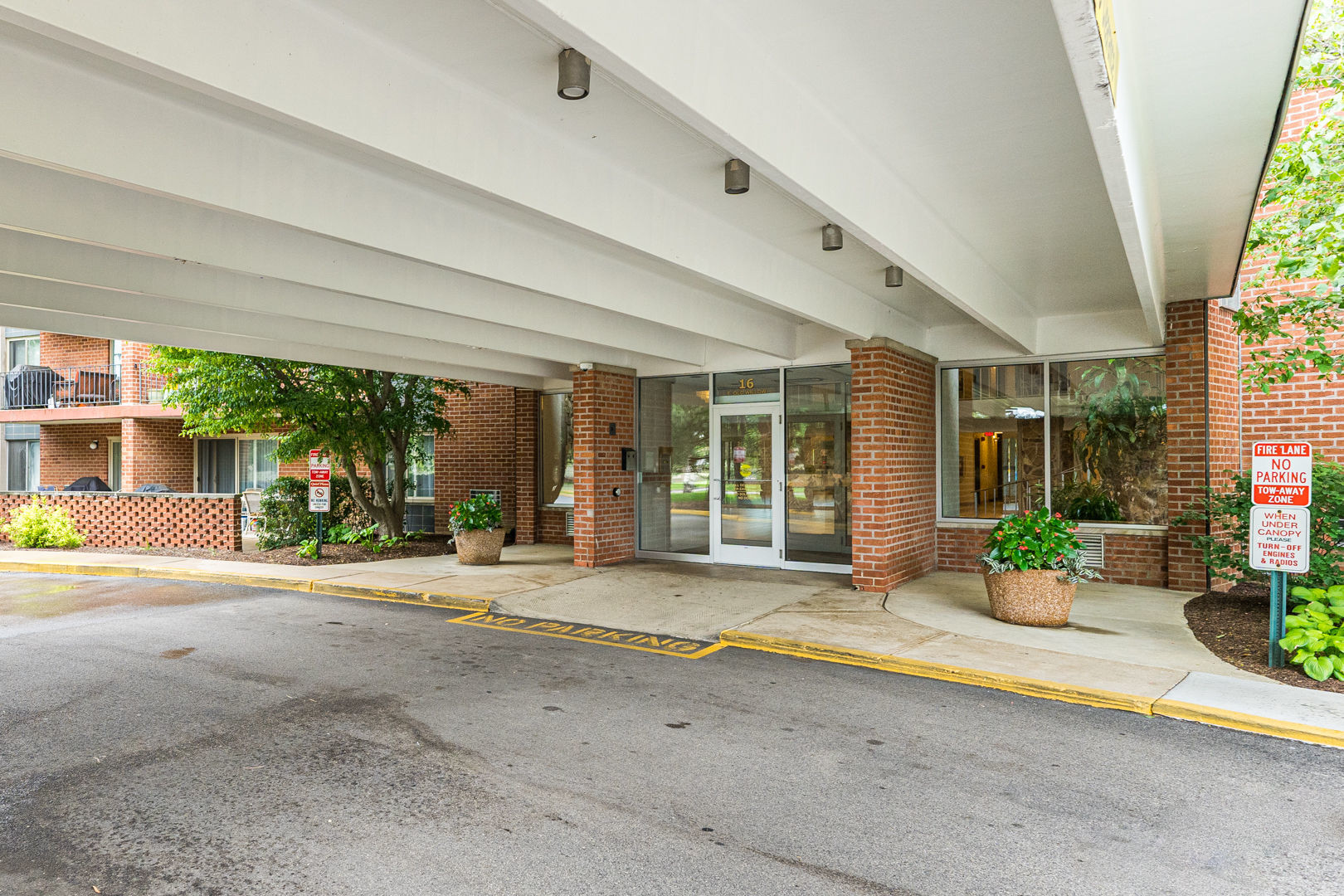 16 East Old Willow Road, Unit 210S Prospect Heights, IL 60070 - Photo 3 of 33