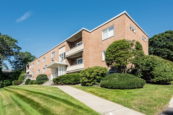 30 Jacqueline Road, Unit E Waltham, MA 02452 - Photo 3 of 8 Gallery Image 3