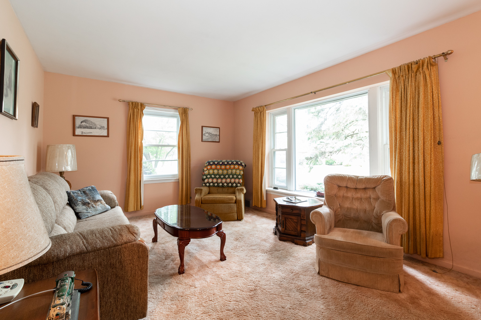 2131 Spruce Road Homewood, IL 60430 - Photo 8 of 14 a living room with furniture and a window