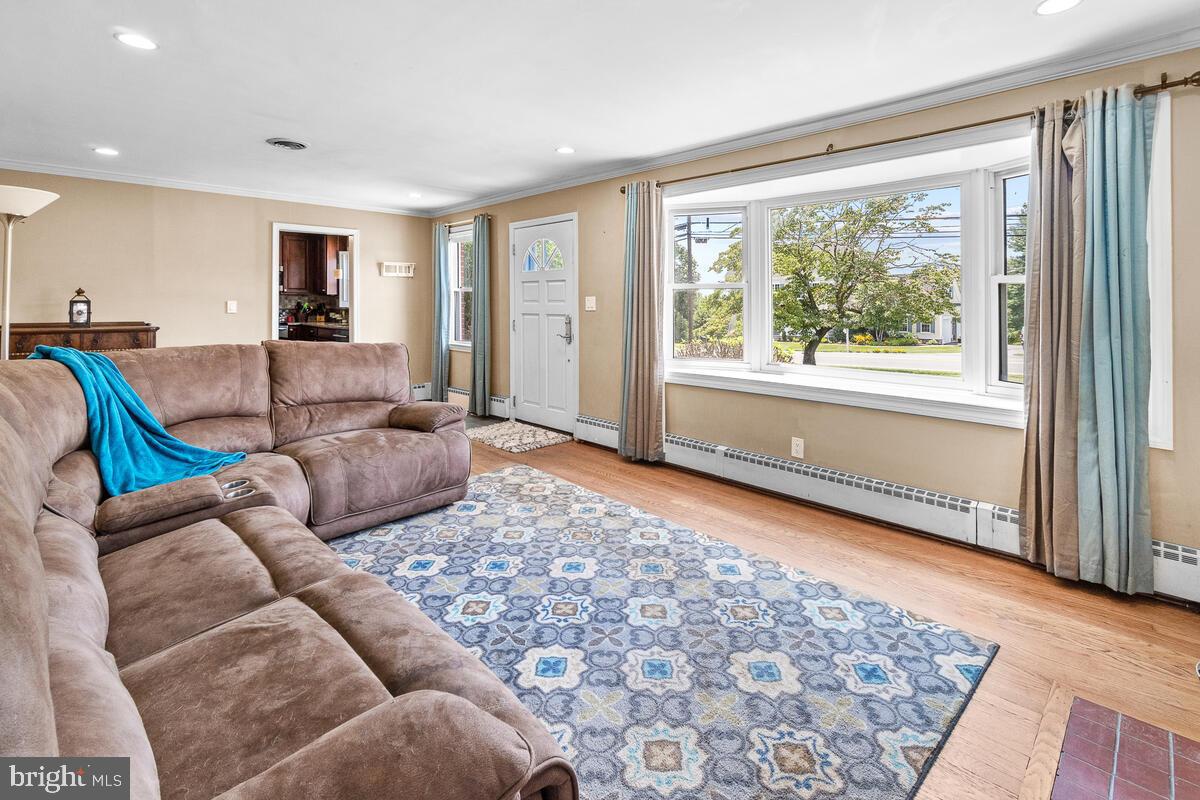 23405 Woodfield Road Gaithersburg, MD 20882 - Photo 5 of 37 Open and sunny family room