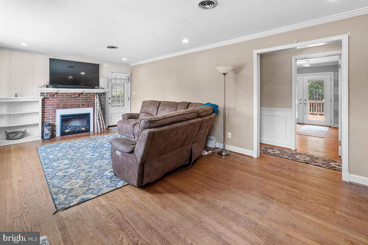 23405 Woodfield Road Gaithersburg, MD 20882 - Photo 7 of 37 Fireplace and hardwood floors
