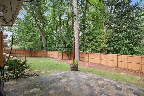 a view of a back yard