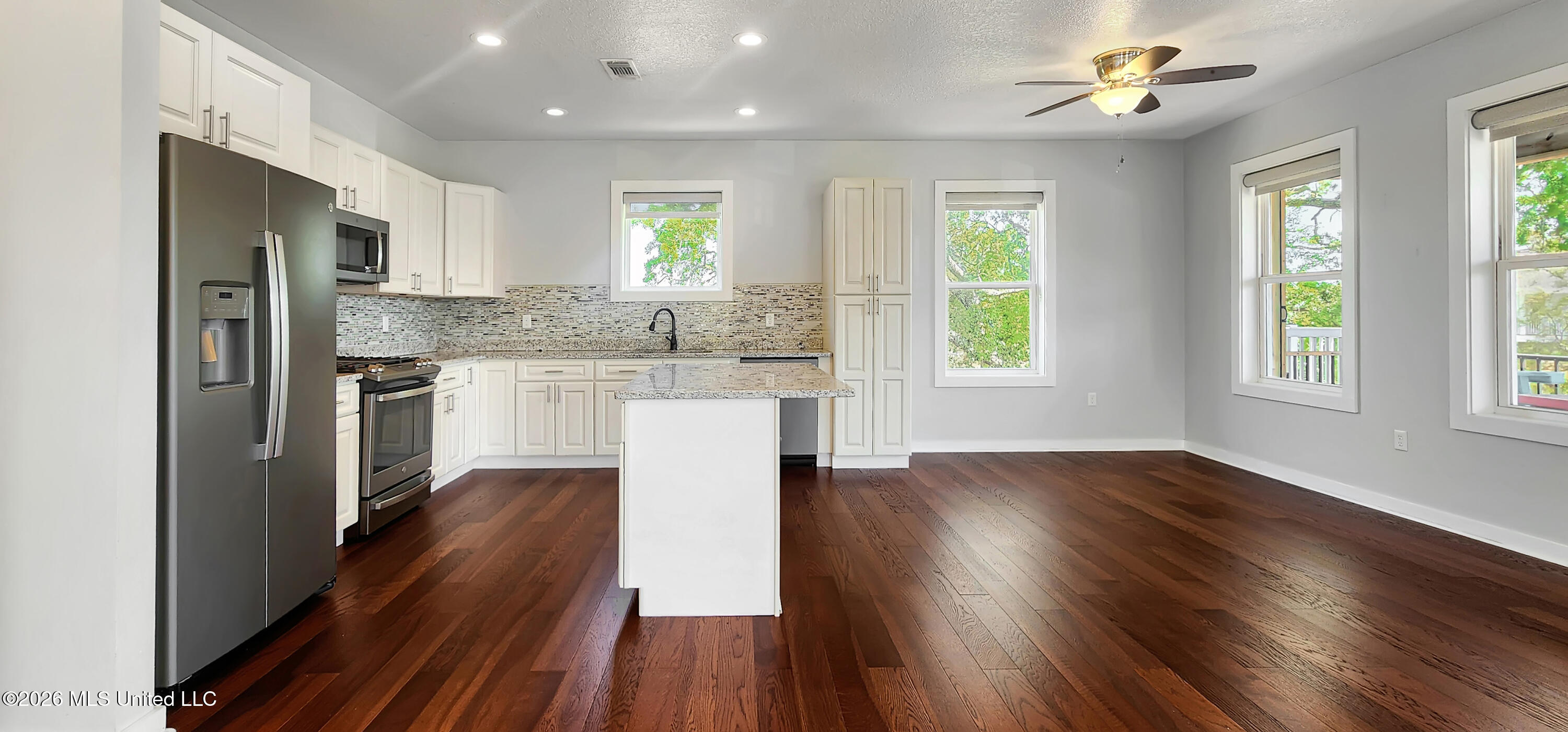 100 Pitcher Point Long Beach, MS 39560 - Photo 4 of 18 Eat-In Kitchen w/ Island