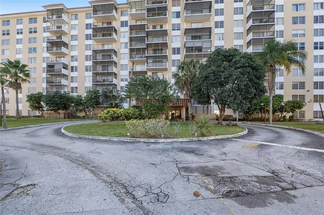 $178,900 | 4174 Inverrary Drive, Unit 1002, Lauderhill, FL 33319