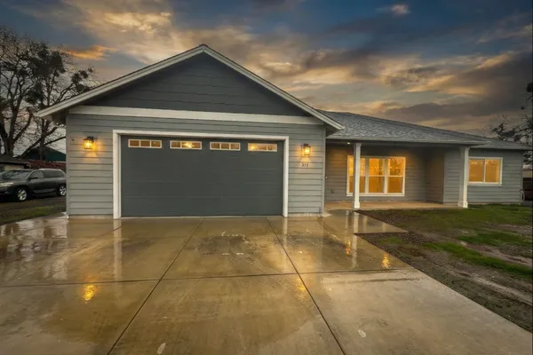 $599,000 | 594 West Gregory Road, Central Point, OR 97502