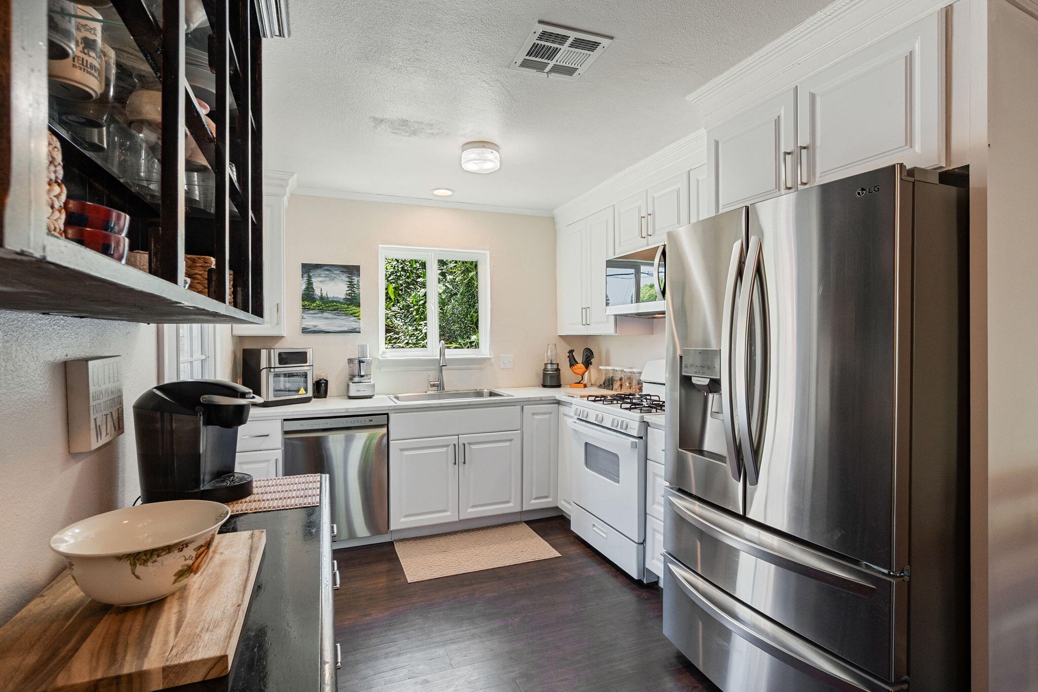 3923 Meteor Street Redding, CA 96002 - Photo 10 of 31 Kitchen