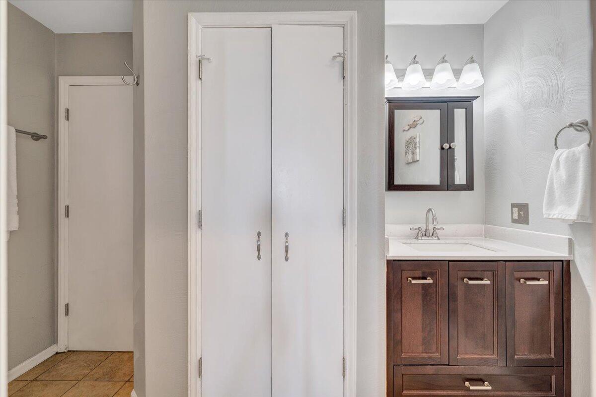 71 Waterside Circle, Unit D6 Moneta, VA 24121 - Photo 23 of 52 a bathroom with 2 sink and a mirror