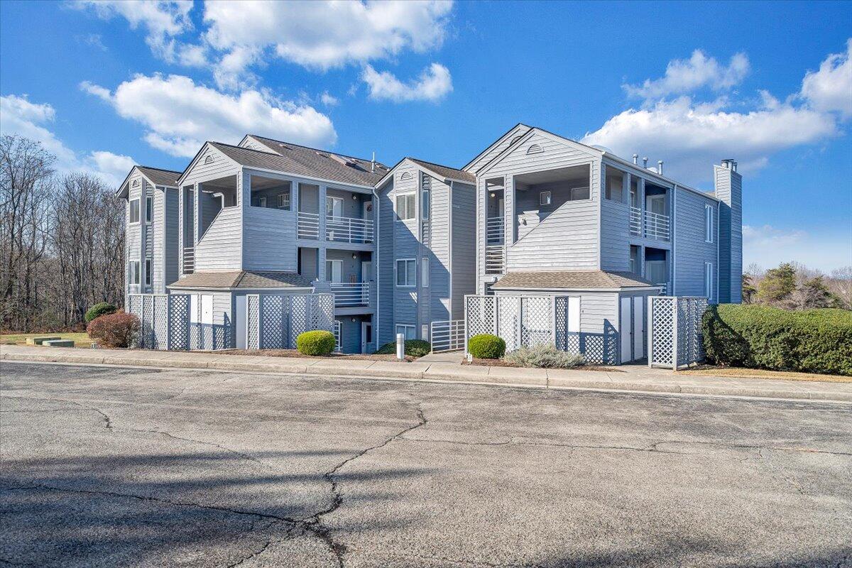 71 Waterside Circle, Unit D6 Moneta, VA 24121 - Photo 31 of 52 a front view of a building