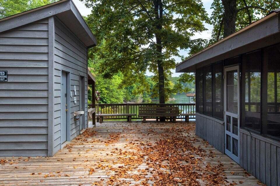 71 Waterside Circle, Unit D6 Moneta, VA 24121 - Photo 37 of 52 a backyard of a house with lots of green space