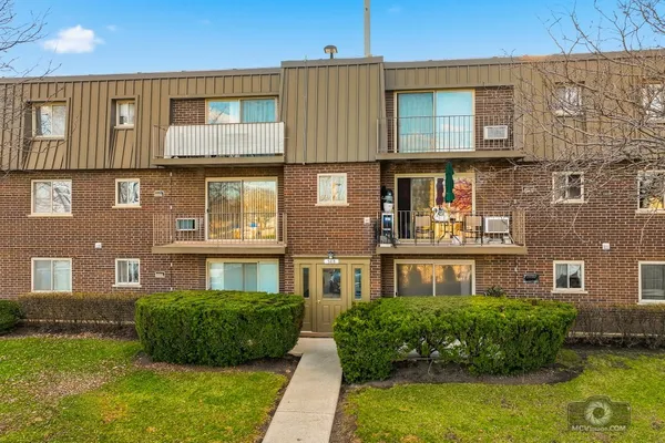 $149,900 | 588 Fairway View Drive, Unit 2H, Wheeling, IL 60090