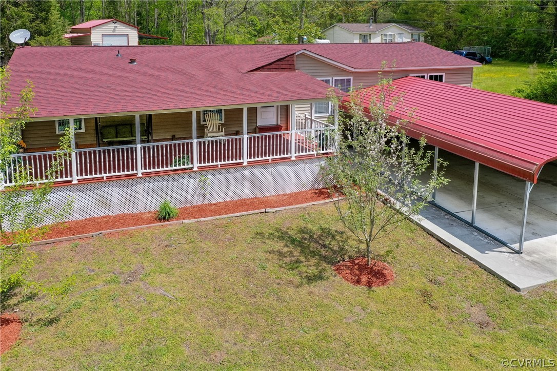 a view of a house with a yard