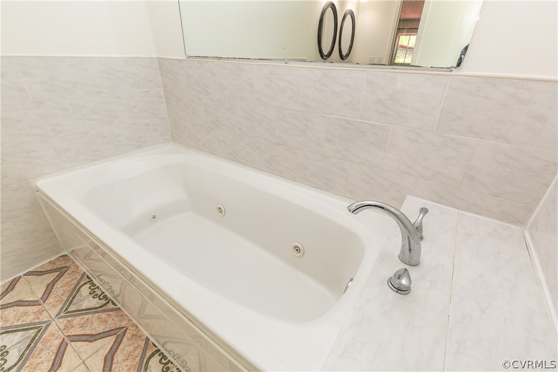 2924 Whitehouse Road Colonial Heights, VA 23834 - Photo 38 of 50 a bathroom with a bathtub