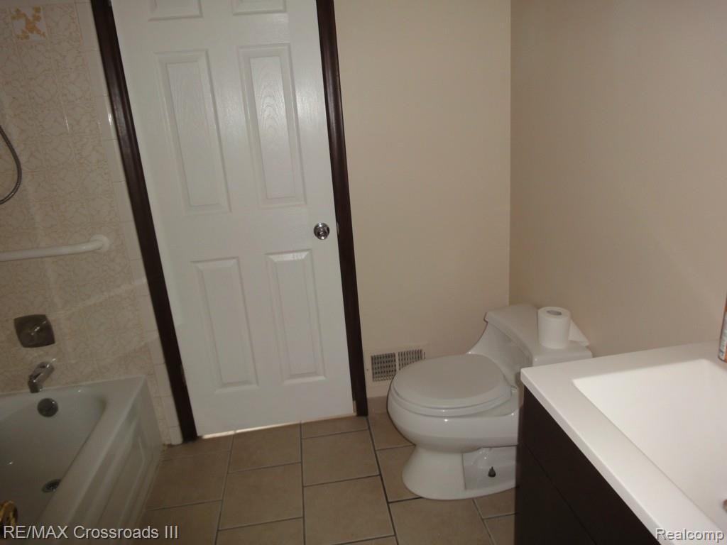 40857 Riggs Road Belleville, MI 48111 - Photo 9 of 11 DSC02349.jpg