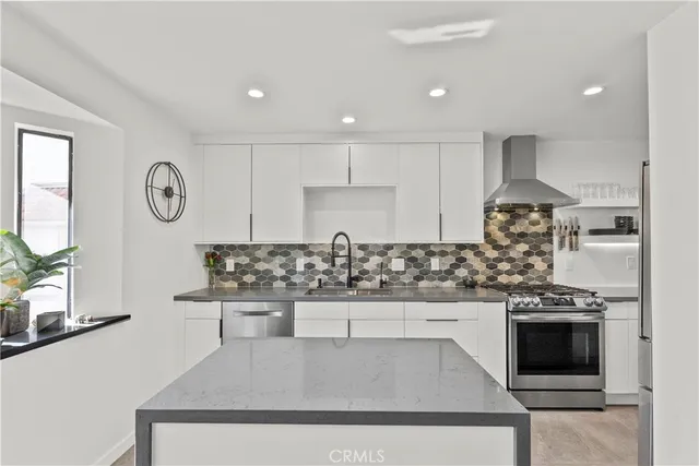 $665,000 | 10229 Variel Avenue, Unit 12, Chatsworth, CA 91311