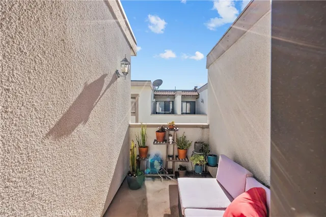 $665,000 | 10229 Variel Avenue, Unit 12, Chatsworth, CA 91311