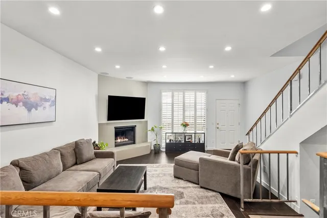 $665,000 | 10229 Variel Avenue, Unit 12, Chatsworth, CA 91311