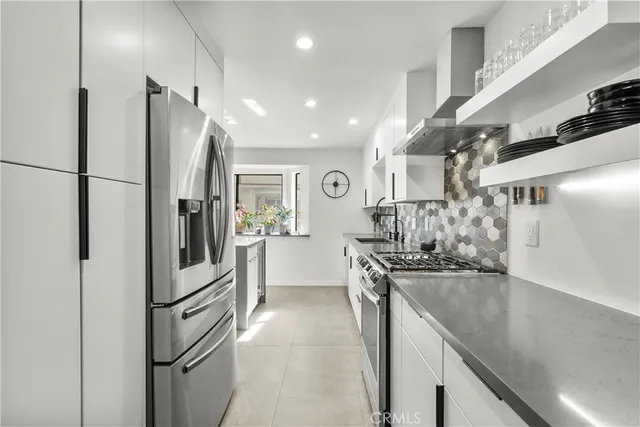 $665,000 | 10229 Variel Avenue, Unit 12, Chatsworth, CA 91311