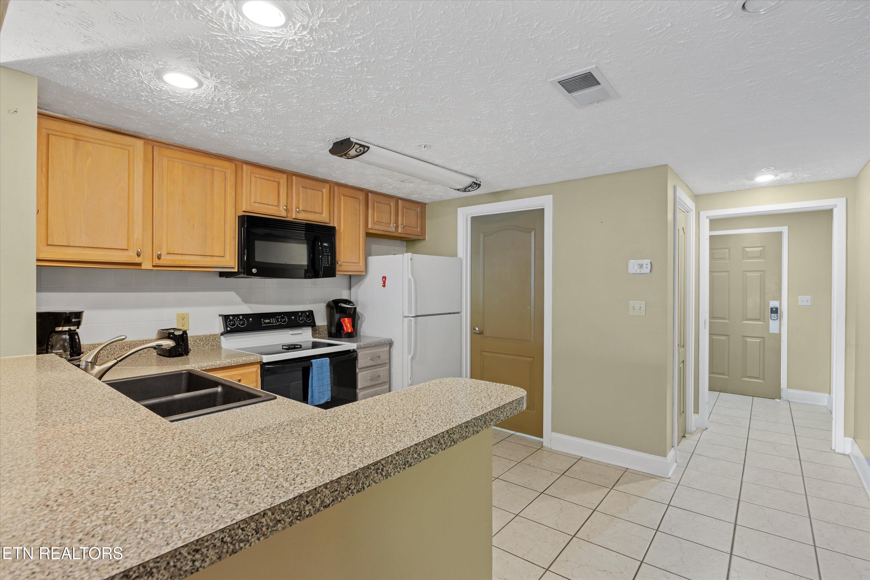 818 Golf View Boulevard, Unit 1502 Pigeon Forge, TN 37863 - Photo 5 of 27 07-818 Golf View Blvd 04