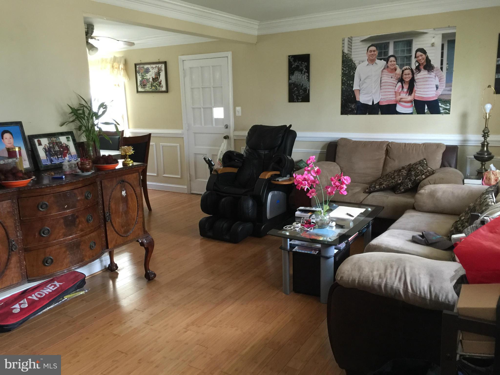 5801 Channing Road Springfield, VA 22150 - Photo 4 of 17 Living Room