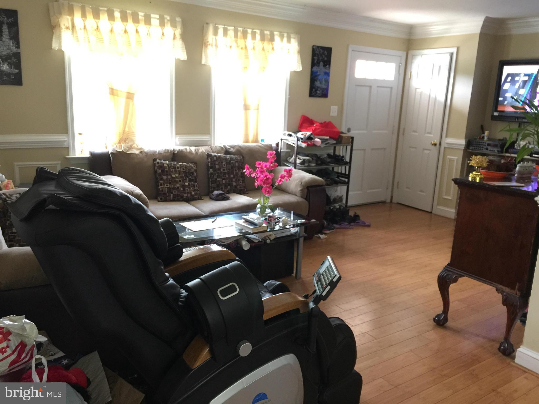 5801 Channing Road Springfield, VA 22150 - Photo 5 of 17 Living Room