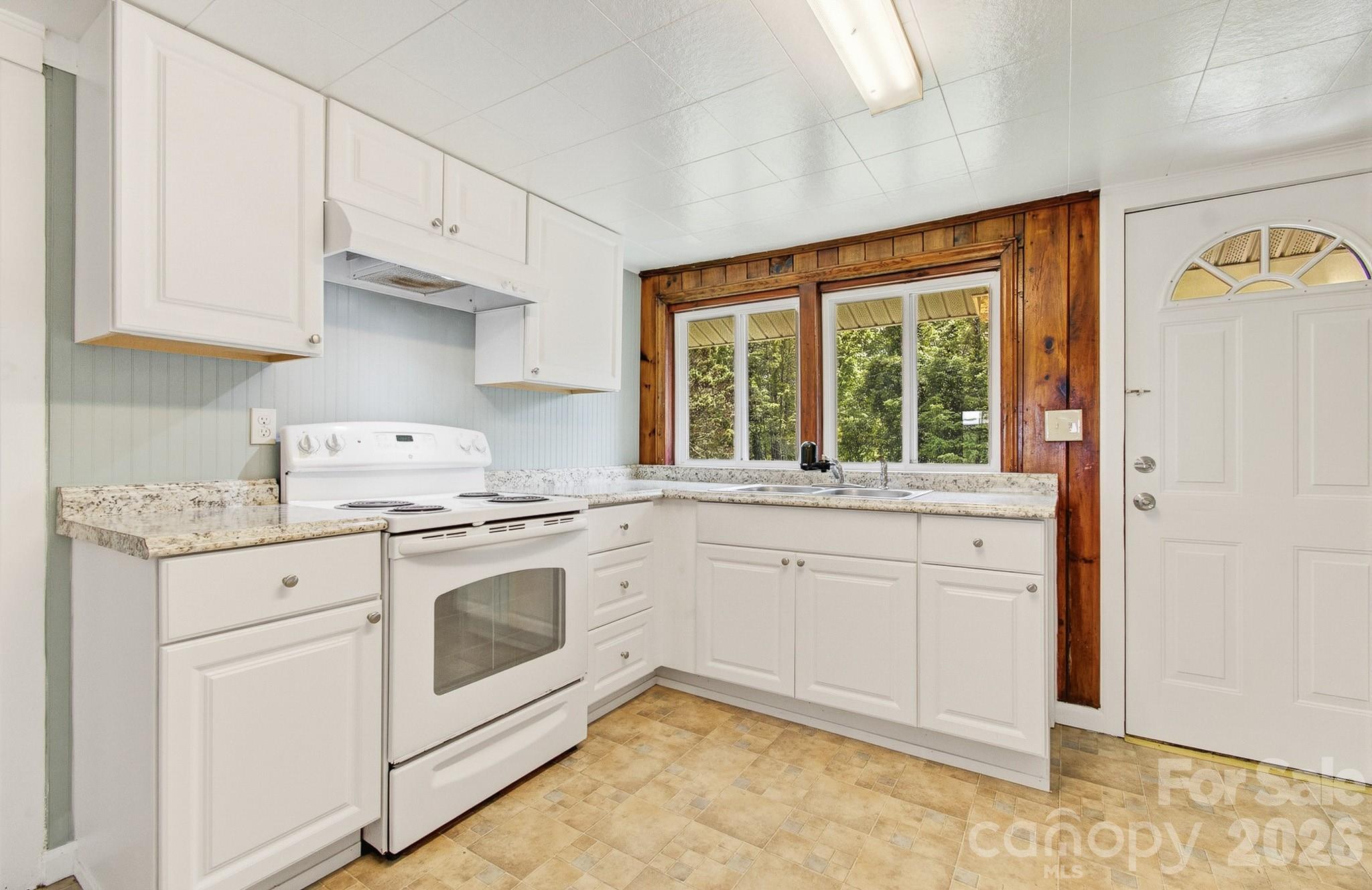 438 Loop Road Hendersonville, NC 28792 - Photo 16 of 40