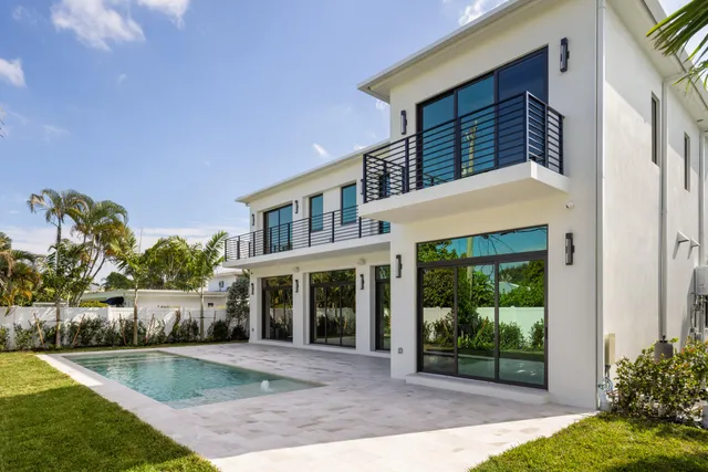 a view of a house with backyard and porch