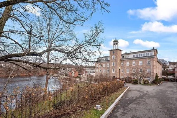 $2,400 | 7 South Stone Mill Drive, Unit 524, Dedham, MA 02026