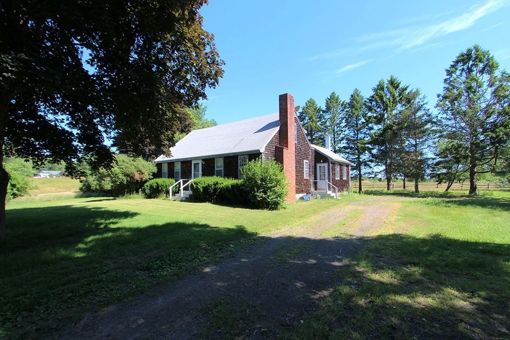 6 Chebacco Road Ipswich, MA 01938 - Photo 1 of 11 a front view of a house with yard and green space