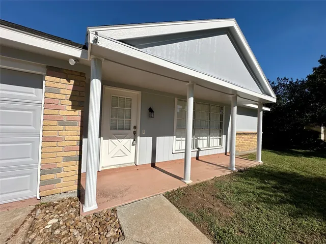 a view of a house with backyard and porch
