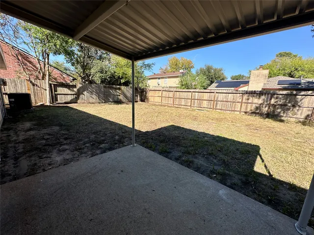 a view of a backyard