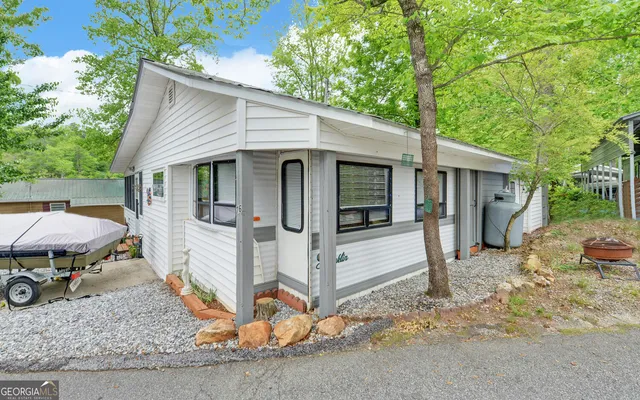 a view of a house with backyard