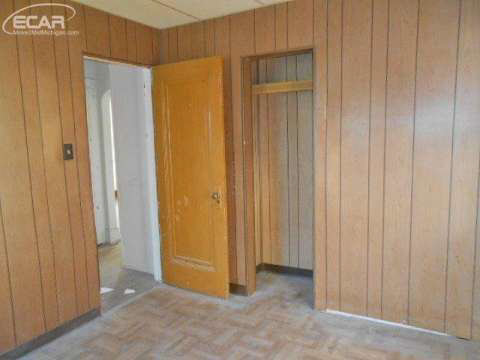 525 Pierson Road Flint, MI 48505 - Photo 7 of 17 20426875-6.JPG