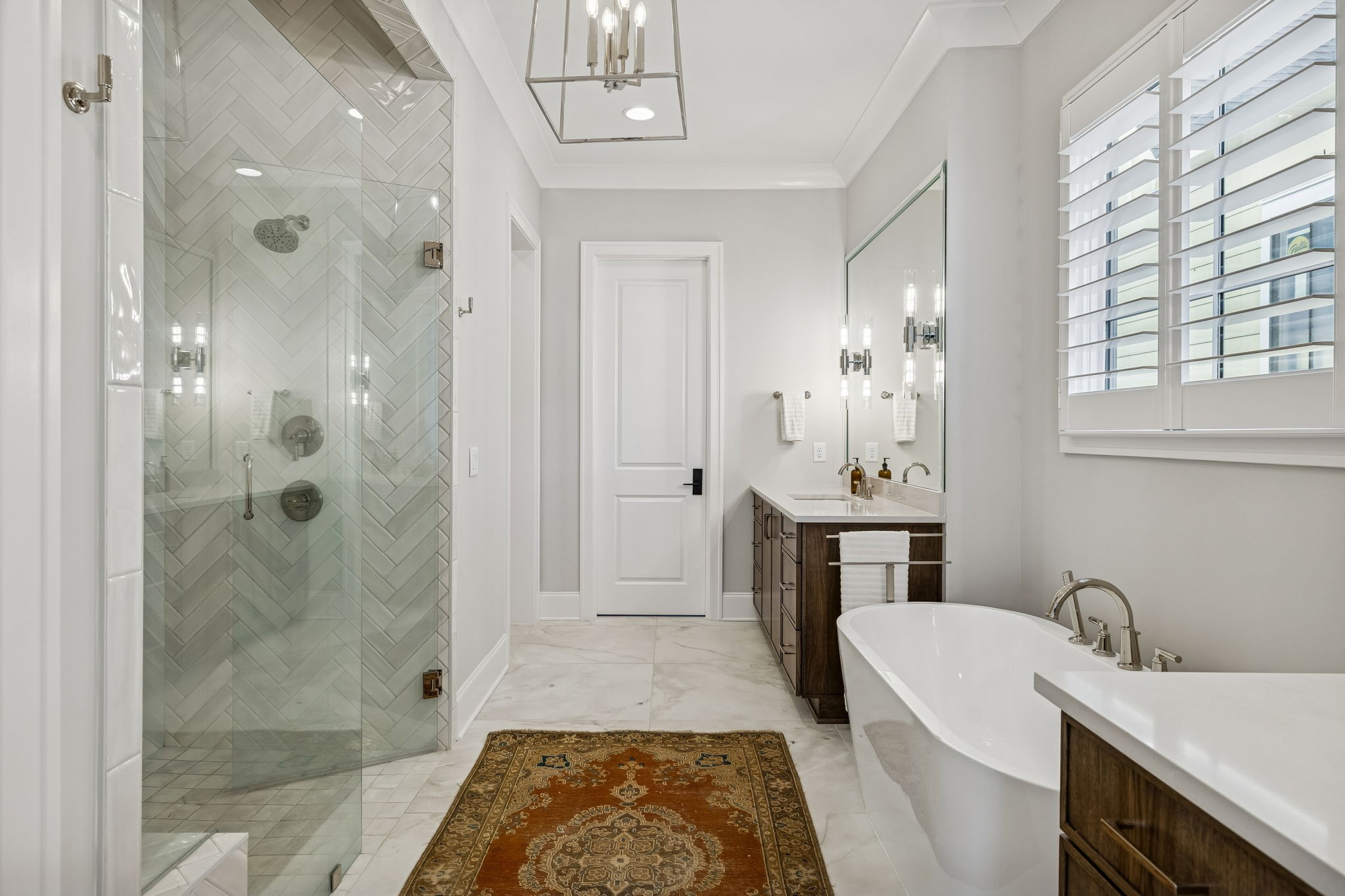 6080 Pasquo Road Nashville, TN 37221 - Photo 34 of 76 a bathroom with a tub a sink and mirrors