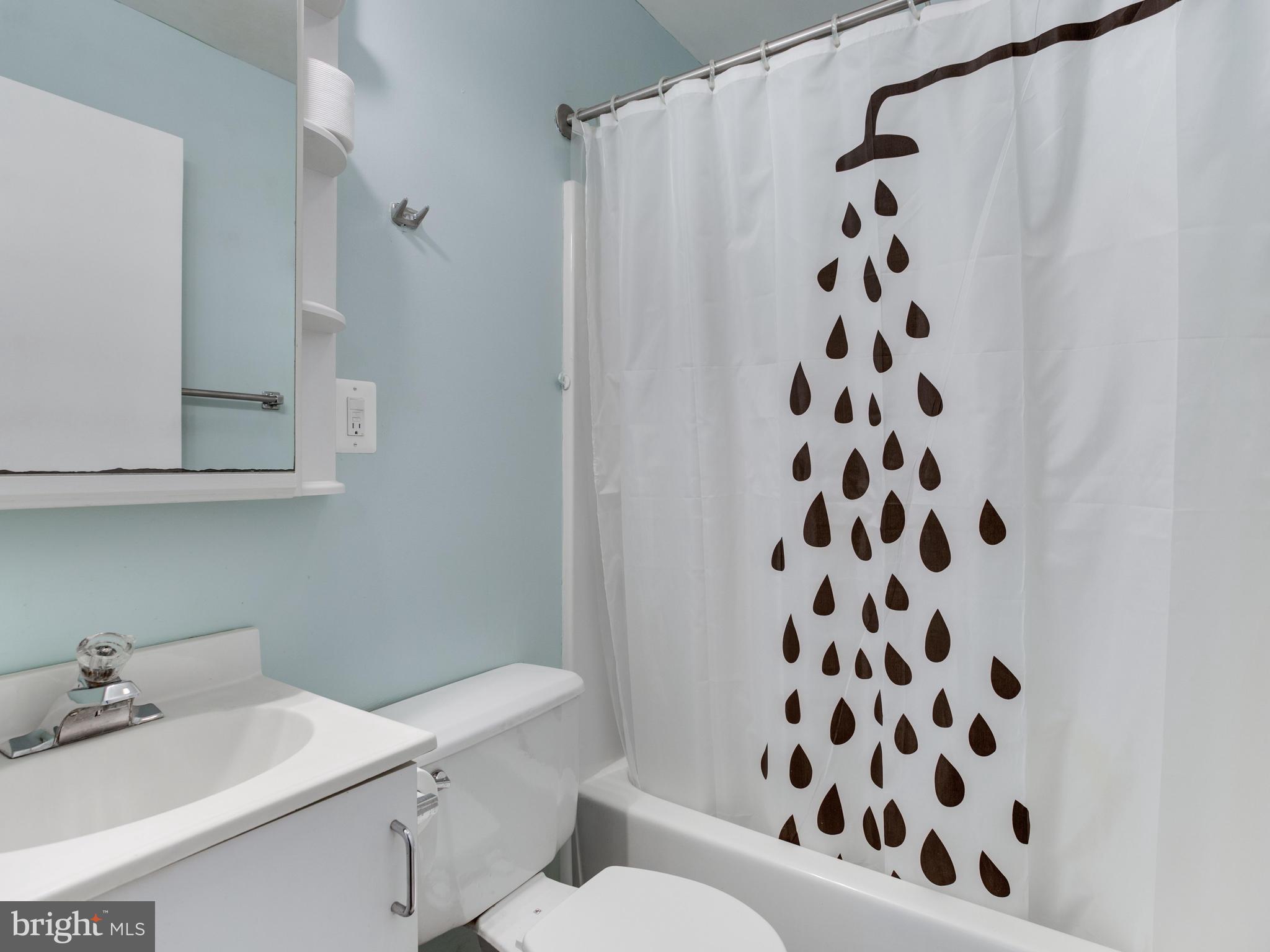1240-7 Seven Oaks Road Baltimore, MD 21227 - Photo 12 of 23 Main level bath