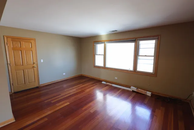 $2,100 | 9823 Linn Avenue, Unit 3, Schiller Park, IL 60176