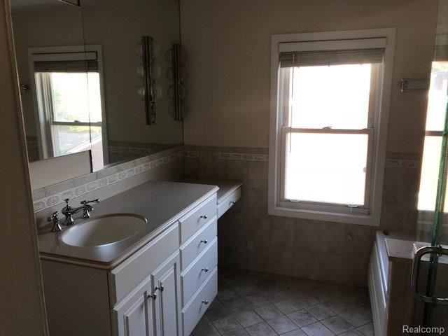 999 Roslyn Road Grosse Pointe Woods, MI 48236 - Photo 3 of 17