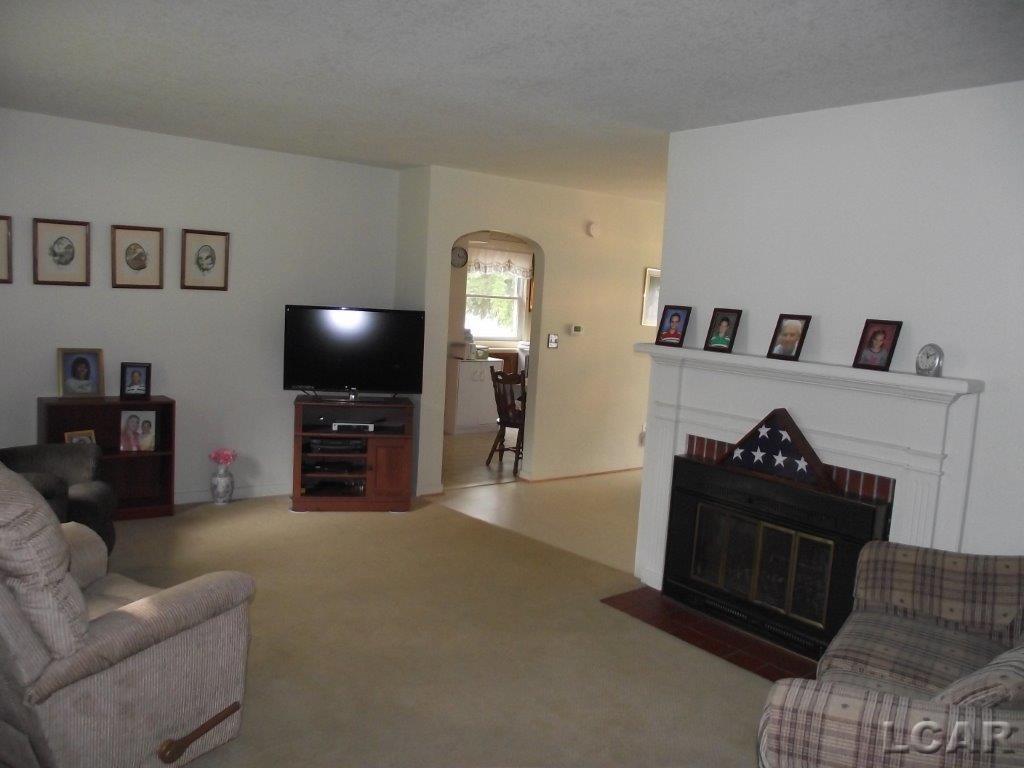 435 Oregon Road West Adrian, MI 49221 - Photo 3 of 17 31263516-2.JPG