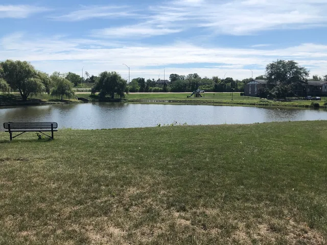 $1,800 | 9-s120 Lake Drive, Unit 15B208, Willowbrook, IL 60527